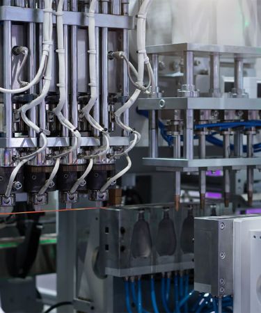 Industriemaschine aus Kunststoff in der Fertigung