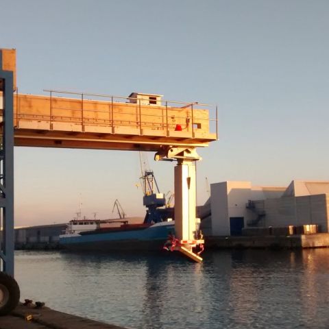 Telescopic timber structure for ship loading