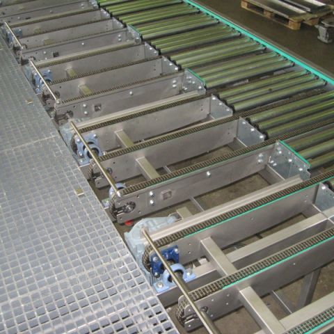 Chain conveyor for barrel and pallet transport