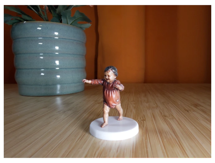 Kleinkindfigur auf Sockel