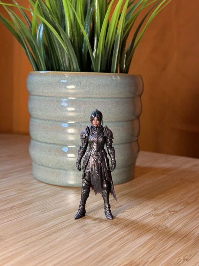 Figur in dunkler Rüstung