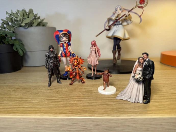 Gruppe farbiger 3D-Druck-Figuren auf einem Regal