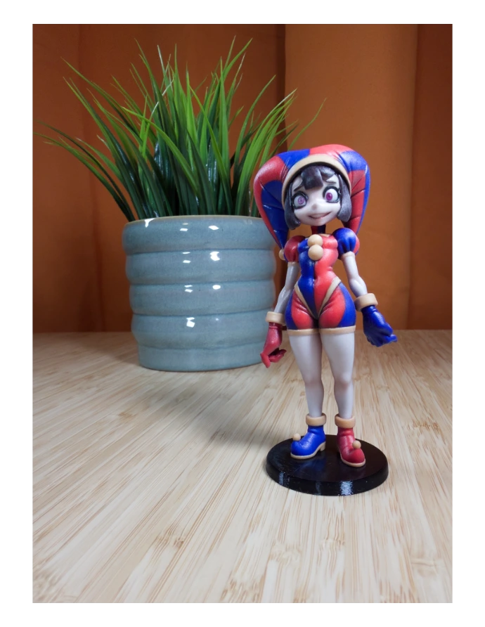 Figur in rot-blauem Kostüm