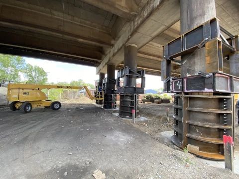 Lifting structure for bridges