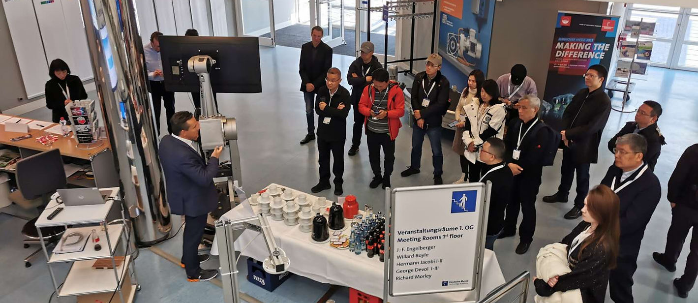 Chinesische Delegation in der Robotation Academy der Deutschen Messe