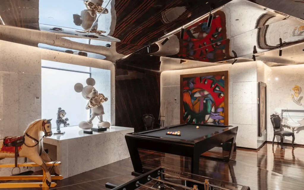 Schwarzer Luxus-Billardtisch in künstlerischem Interieur