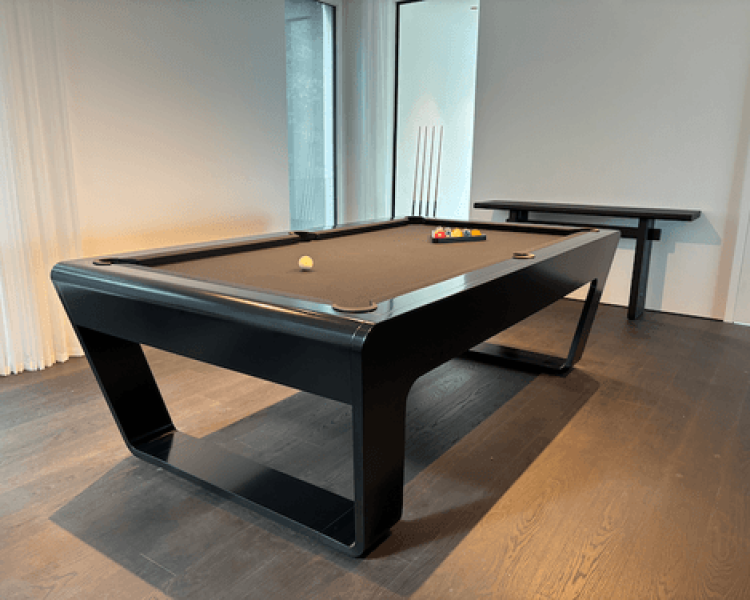 Schwarzer Pool-Billardtisch in zeitgenössischem Interieur