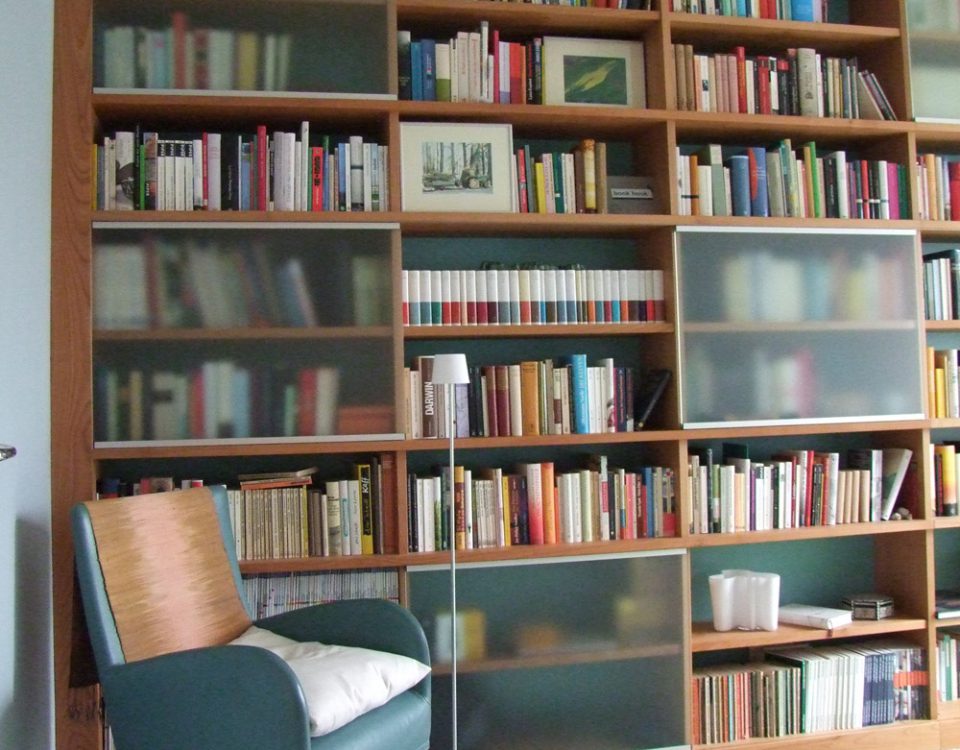 Bücherregal