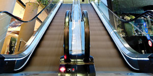 Rolltreppen und bewegliche Gehwege