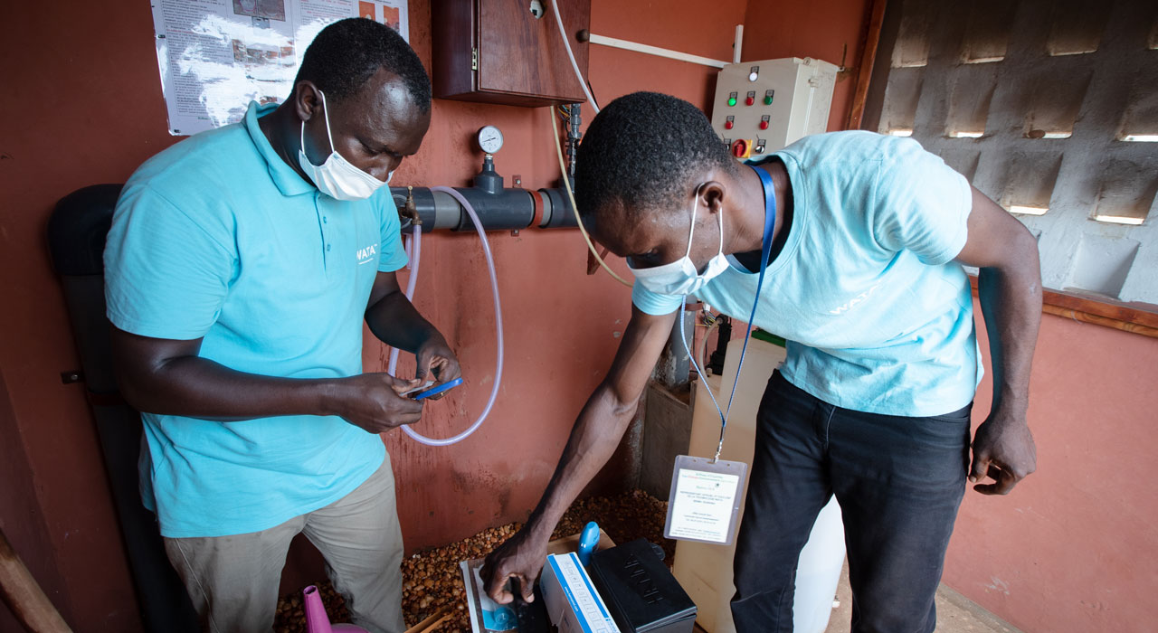 WATA-Techniker bei einer Inspektion in Benin