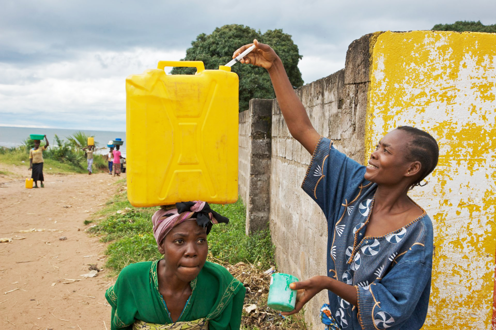 Chlorung von gelagertem Wasser in der DR Kongo