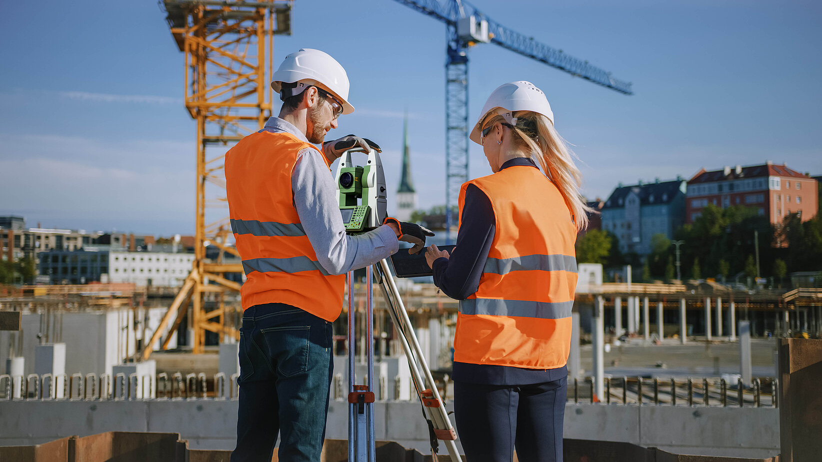 Bauvermessung mit Leica-Instrument auf der Baustelle