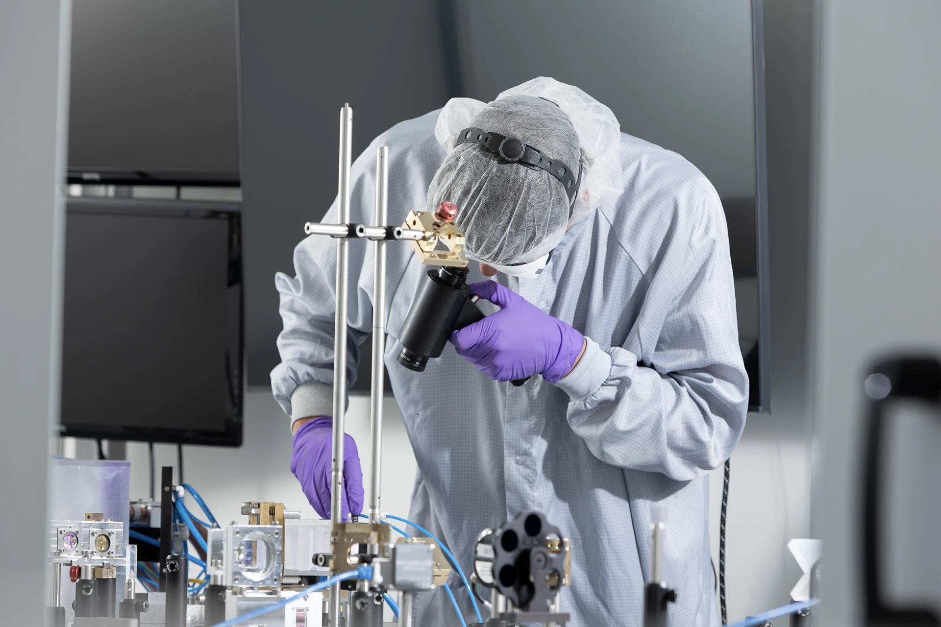 Laborarbeit an einem Lasersystem