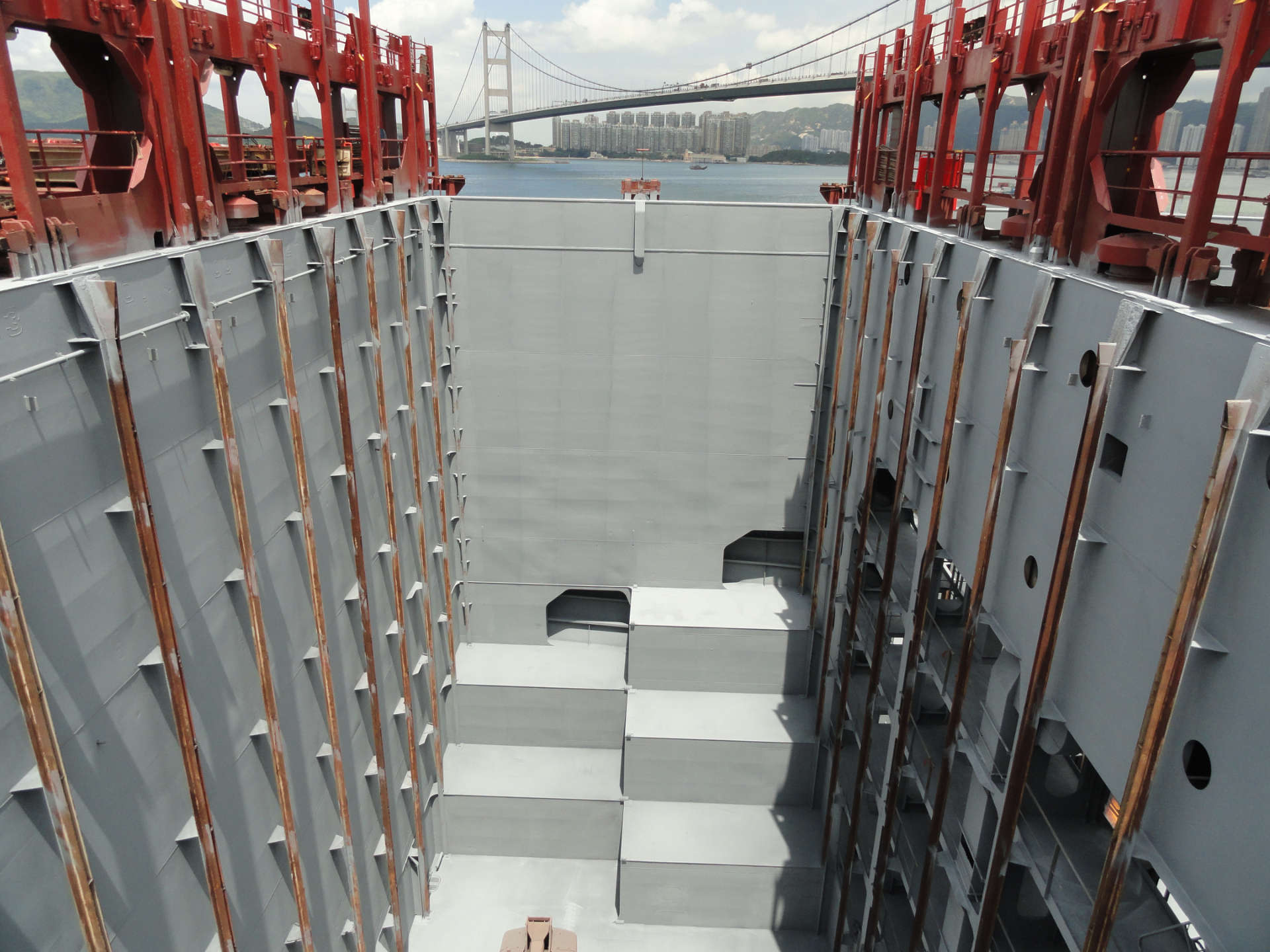 Laderaum eines Containerschiffs, frisch beschichtet