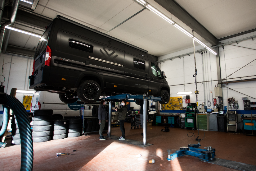 Wohnmobil in der Werkstatt bei der TÜV-Prüfung
