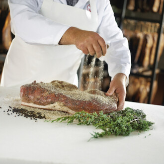 Von Hand Würzen nach traditioneller Rezeptur