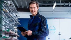 Fachkraft mit Tablet in der Werkhalle