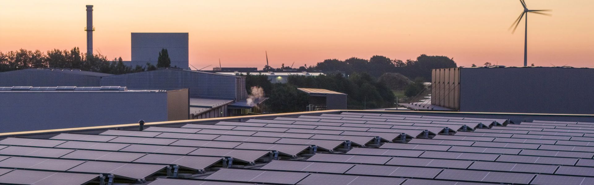 PV-Anlage auf Flachdach im Abendlicht
