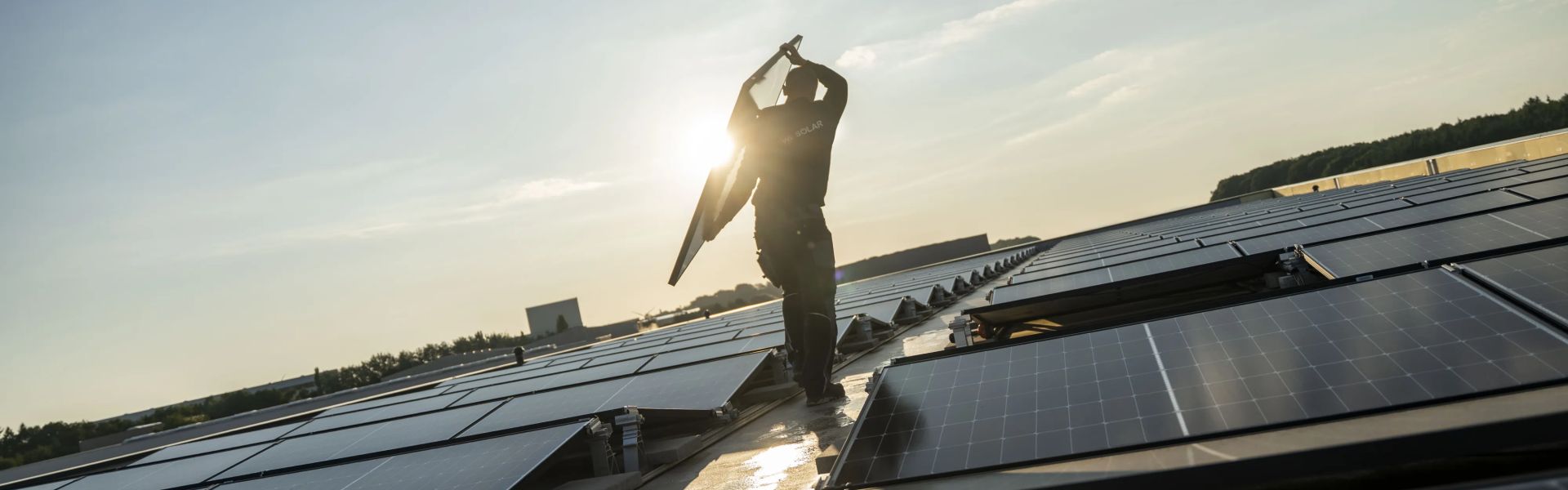 Montage von Solarmodulen bei Sonnenuntergang