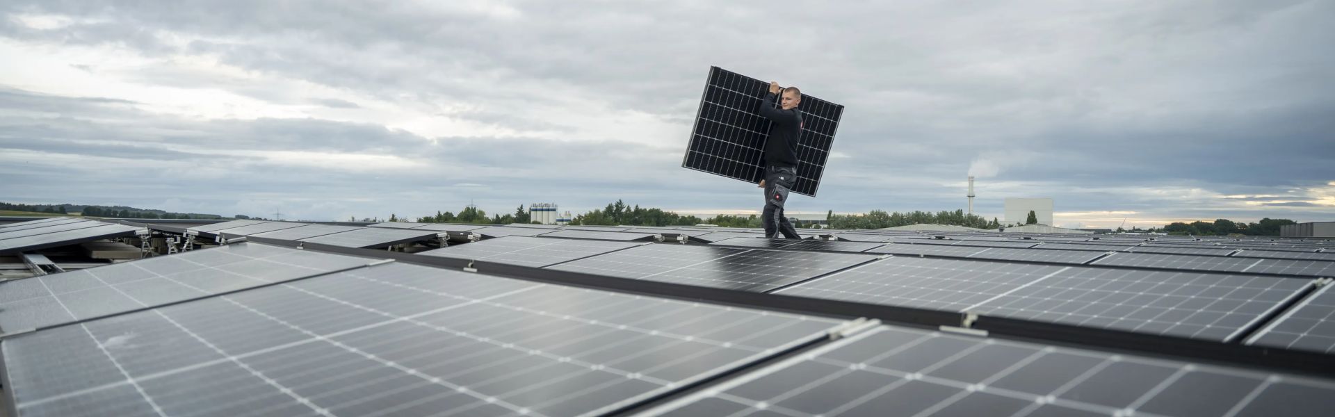 Installation von Solarmodulen auf einem Dach