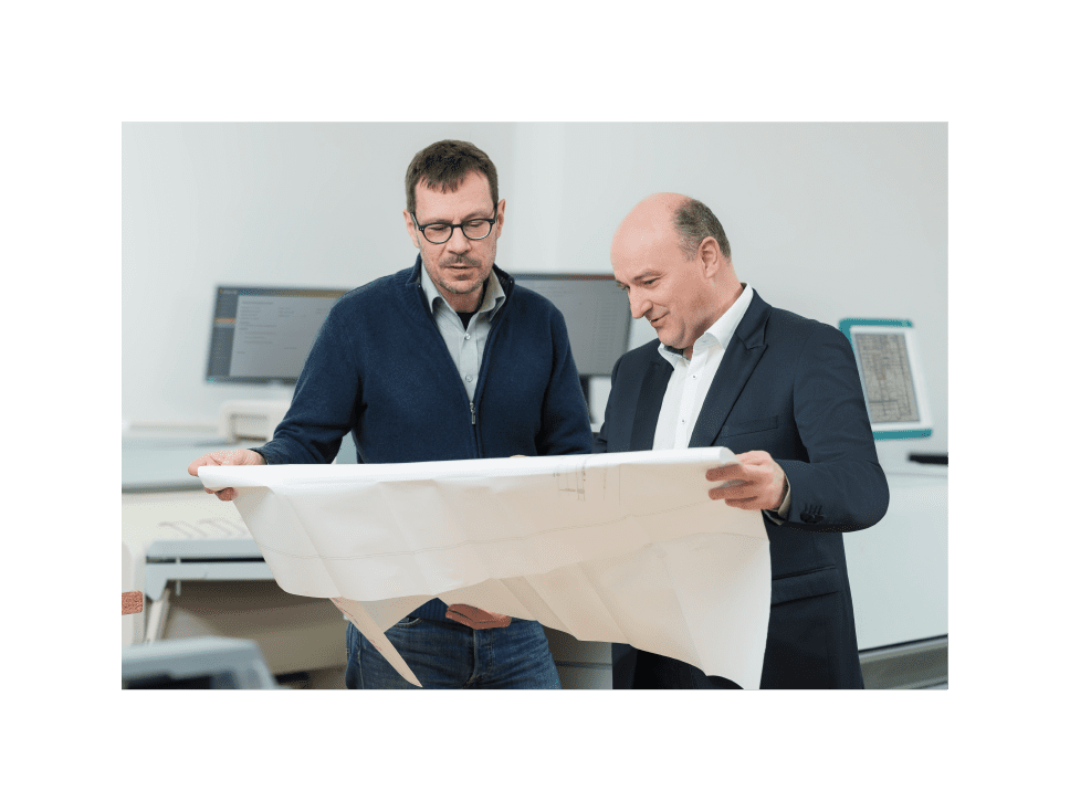 Geschäftsführung und Abteilungsleitung besprechen einen Bauplan