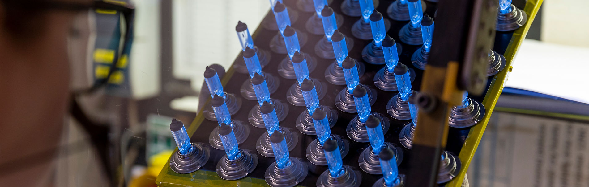 Visuelle Endkontrolle in der Fertigung (UV-Lampe)