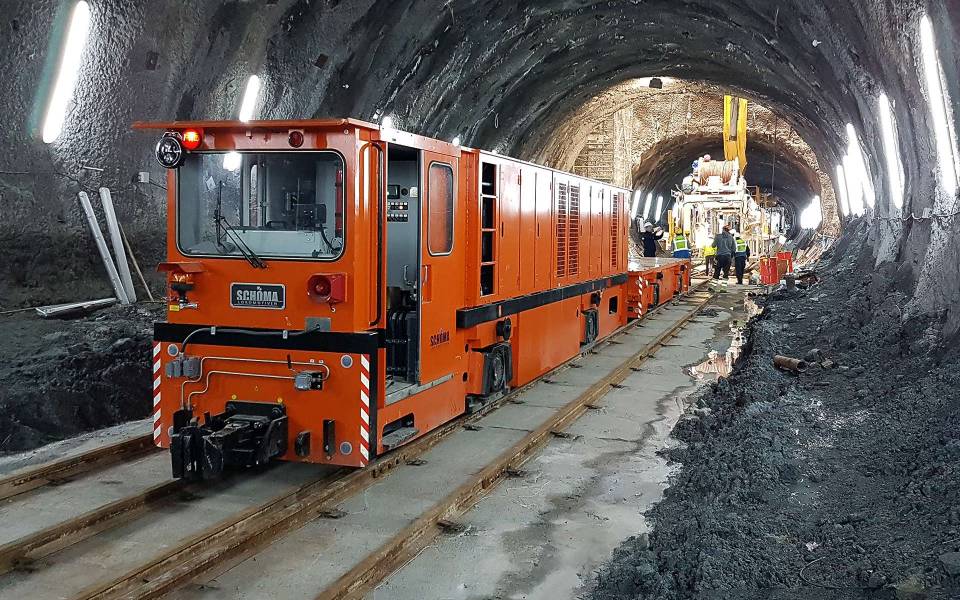 Tunnellokomotive (diesel-, batterie- oder hybridbetrieben)