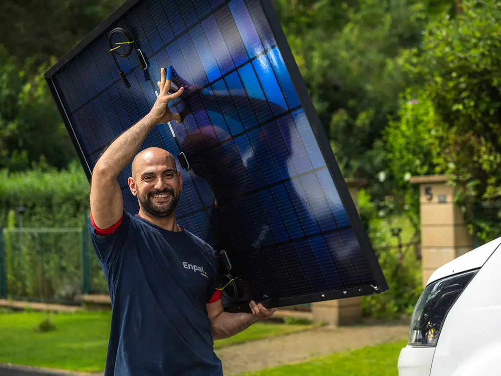 Enpal Handwerker mit Solarmodul