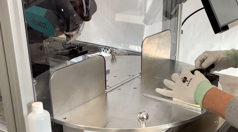 Kleberoboter für Bürsten