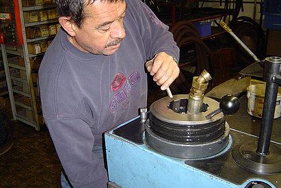 Verpressen von Hydraulikschläuchen