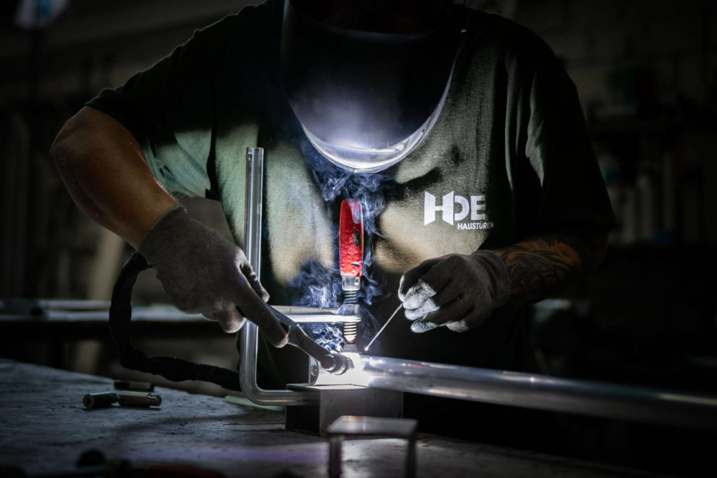 Mitarbeiter bei der Metallverarbeitung einer Haustür
