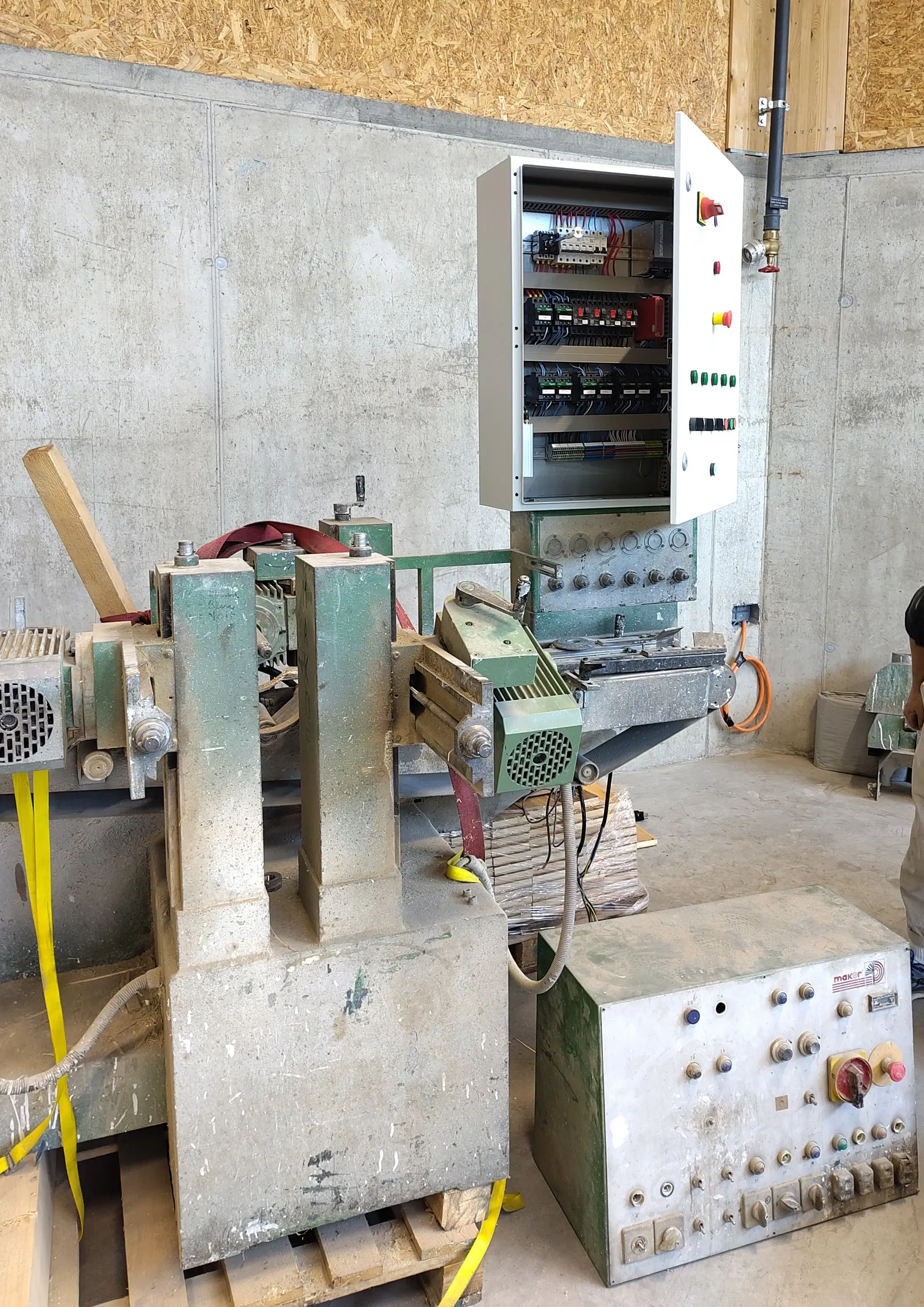 Renovierte Entrindungsmaschine (Makor) — Schaltschrank-Erneuerung
