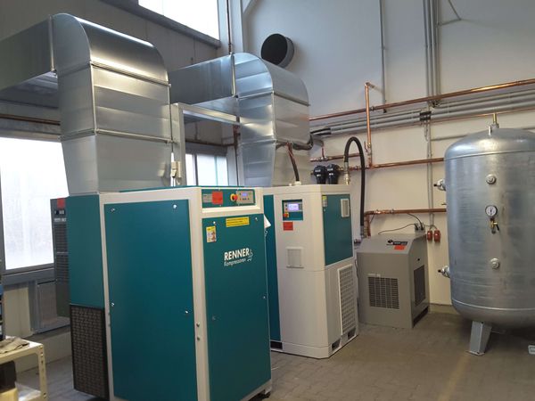 Industrielle Druckluftanlage mit Kompressoren und Rohrleitungen
