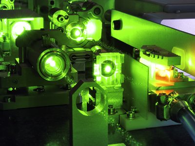 Forschungsaufbau auf optischem Tisch