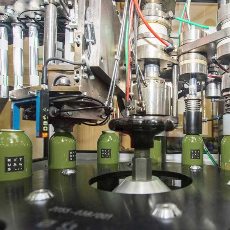 Aerosol-Dosen aus der Abfülllinie