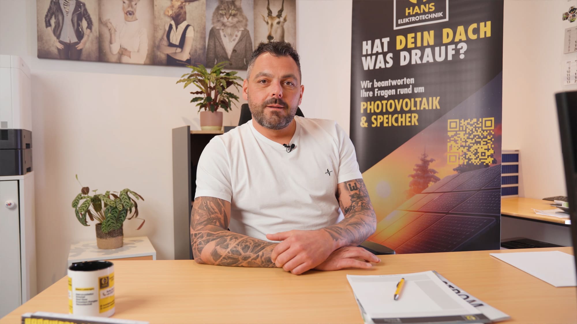Beratungsgespräch zwischen Kunde und Elektrotechniker