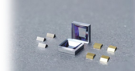 Windows and Mirrors with Integrated 45° Mirror for SMD Packaging