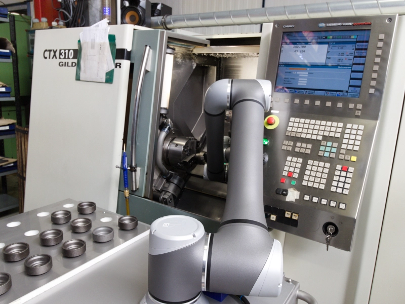 Cobot zur Automation einer Drehmaschine