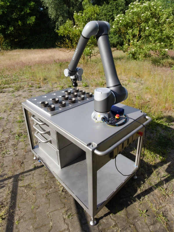 Laborwagen mit Cobot für die Lebensmittelindustrie