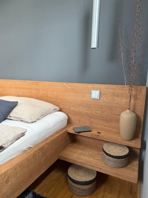 Maßgefertigtes Bett aus massiver Eiche