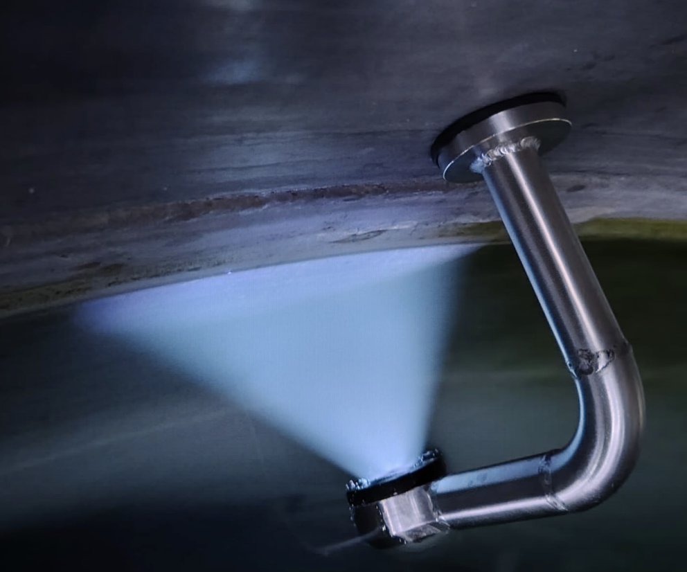 WME-Emitter an der Wand mit UV-Lichtkegel auf einem Schiffsrumpf