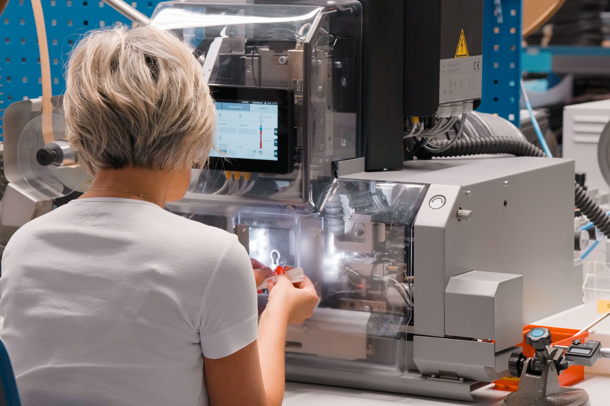 Bedienung einer automatischen Crimpmaschine