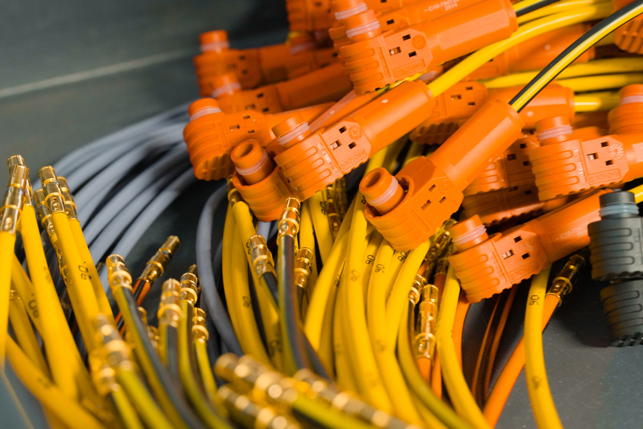 Hochvolt-Konfektion mit orangefarbenen Steckverbindern