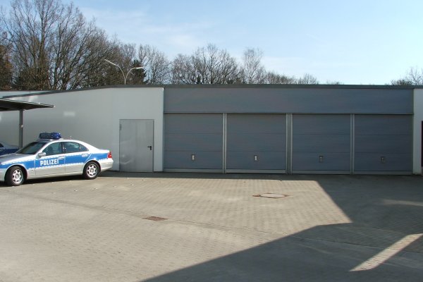 Hofabschluss mit Garagentoren