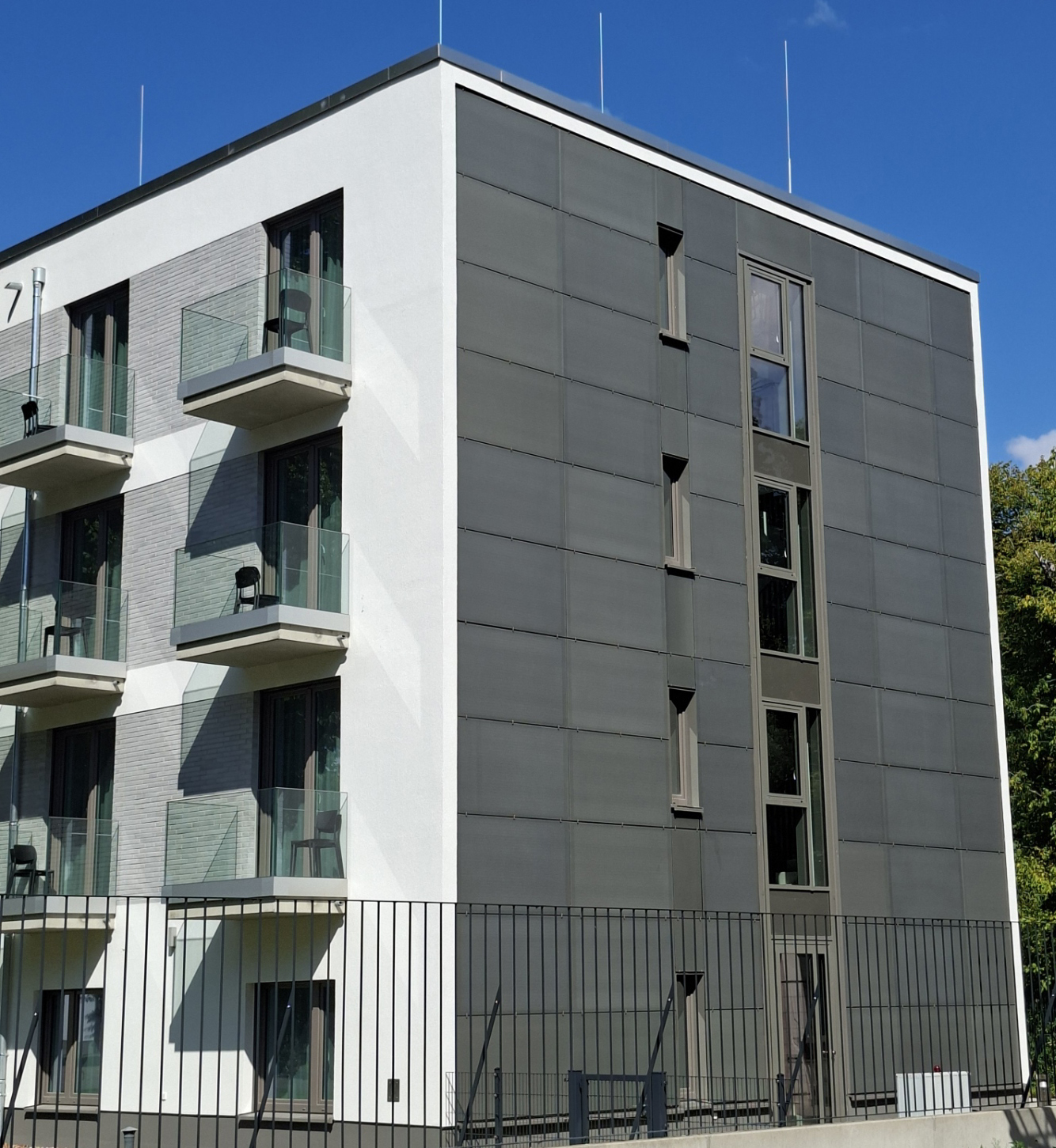 PV-Modul-Integration (Wassersporthotel)