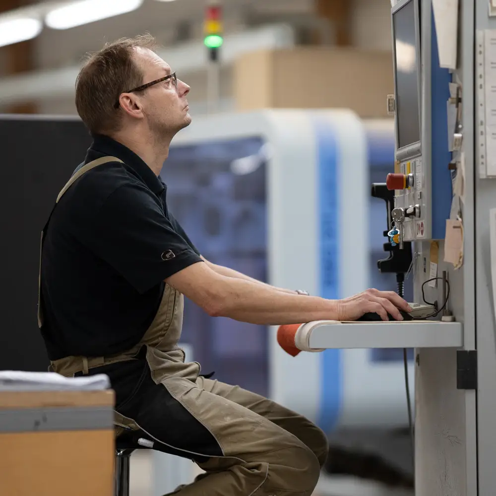 Mitarbeiter an der Fräsmaschine