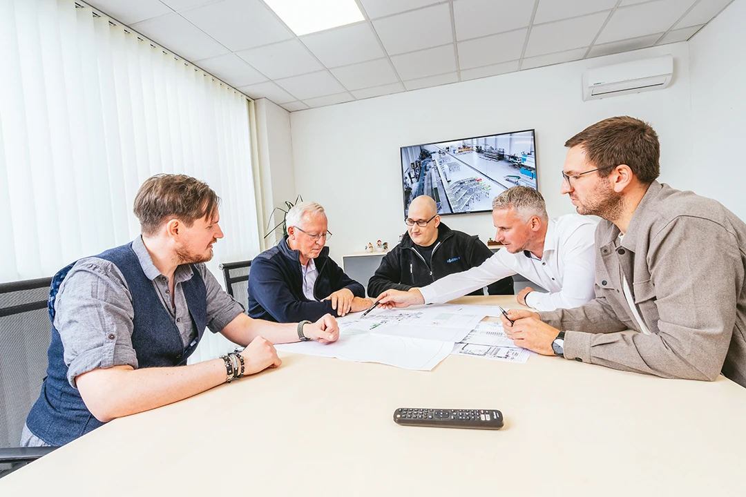 Team bespricht einen Konstruktionsentwurf