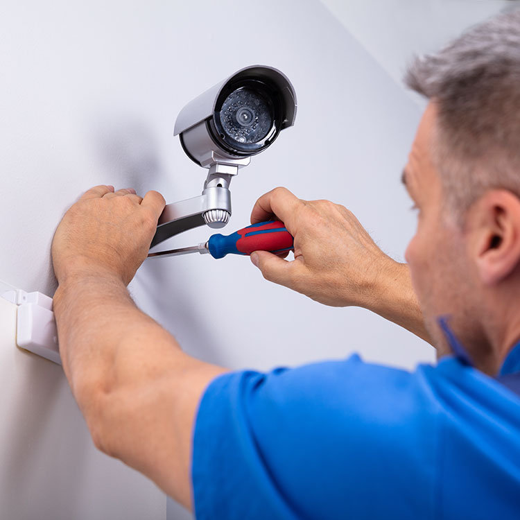 Techniker bei CCTV-/Videoüberwachungsinstallation