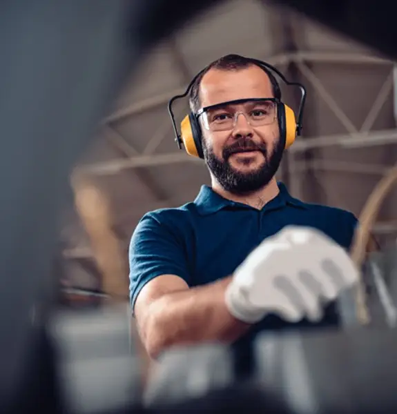 Techniker bei der Arbeit an Manufacturing-Lösungen