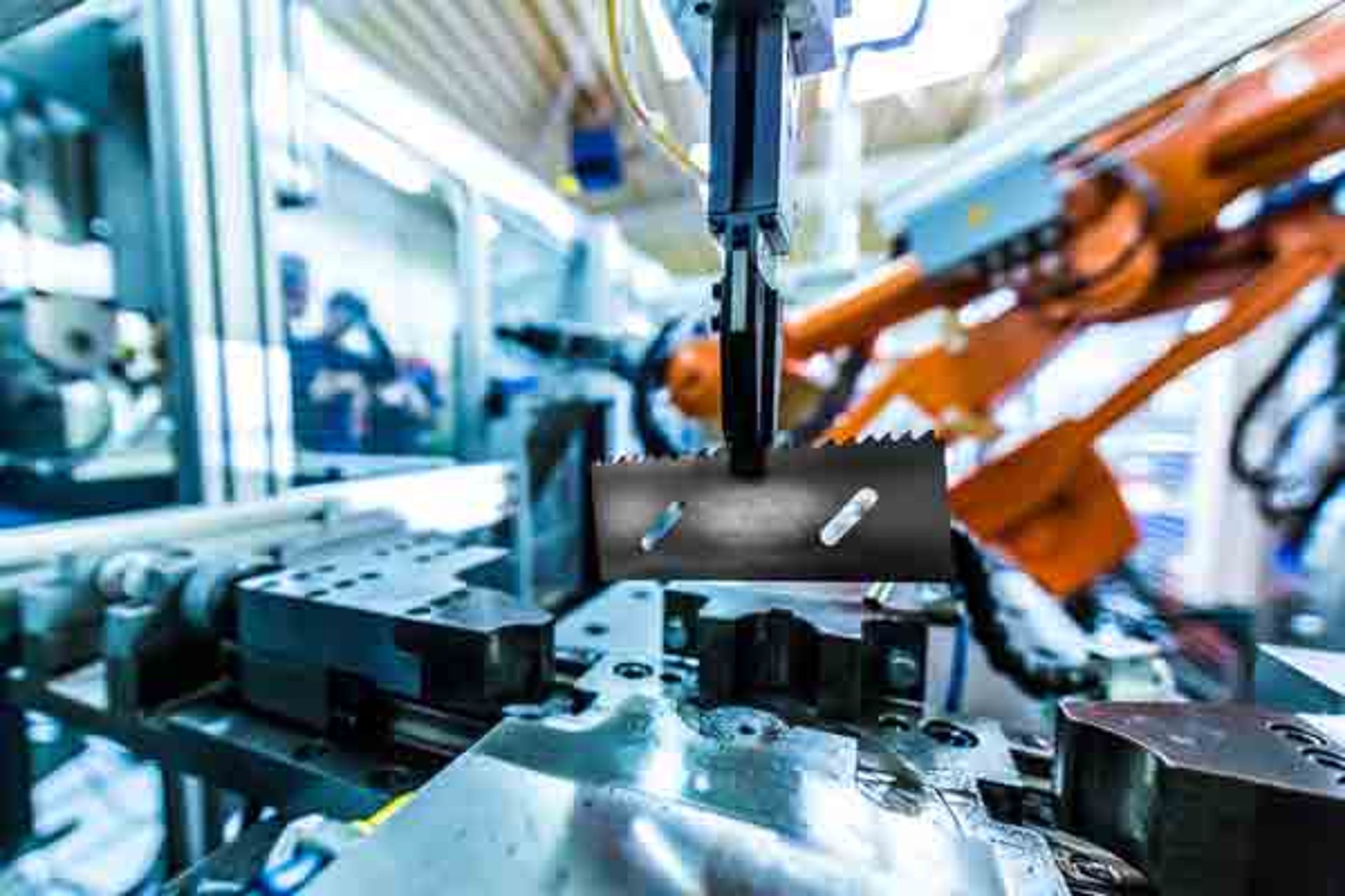 Produktionsrobotik beim Handling eines Sägeblatts